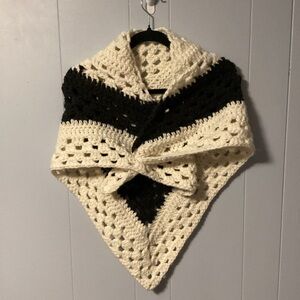🦌NEW Handmade Knit White & black shawl/shoulder scarf…Very warm & soft🤶🏼